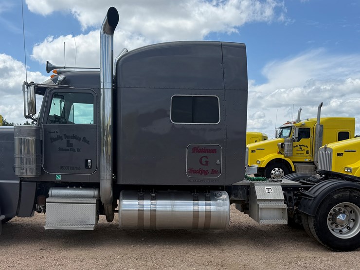 2014-peterbilt-389-image-8