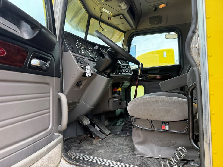 2013-peterbilt-389-image-11