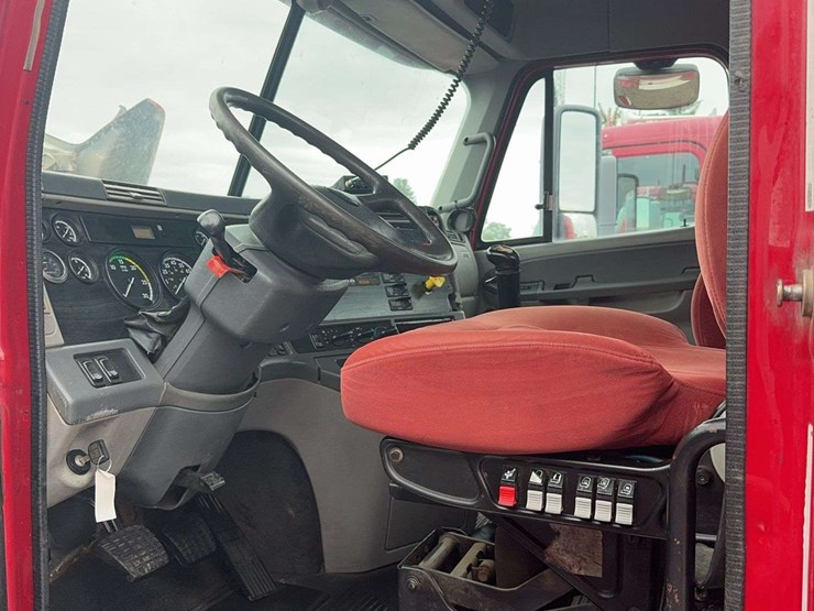 2007-freightliner-columbia-120-image-26
