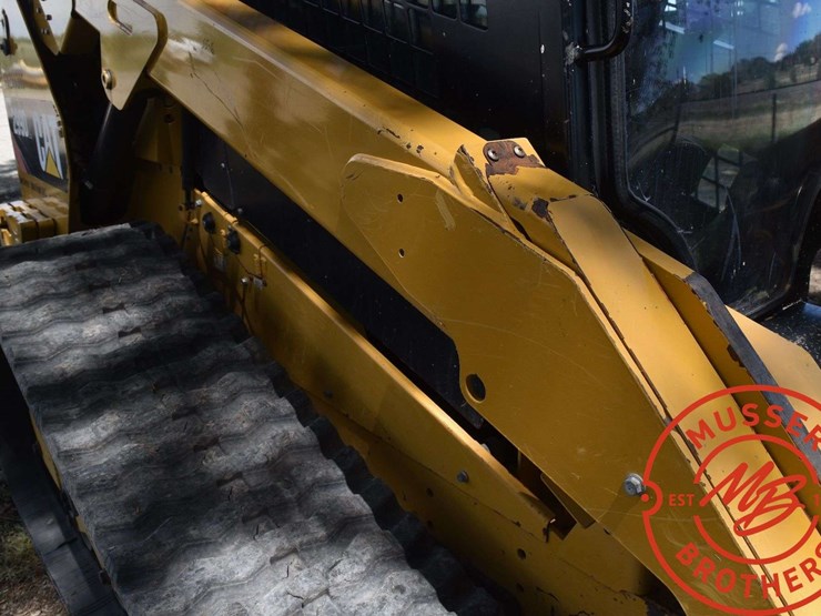 2017-caterpillar-d2-image-58