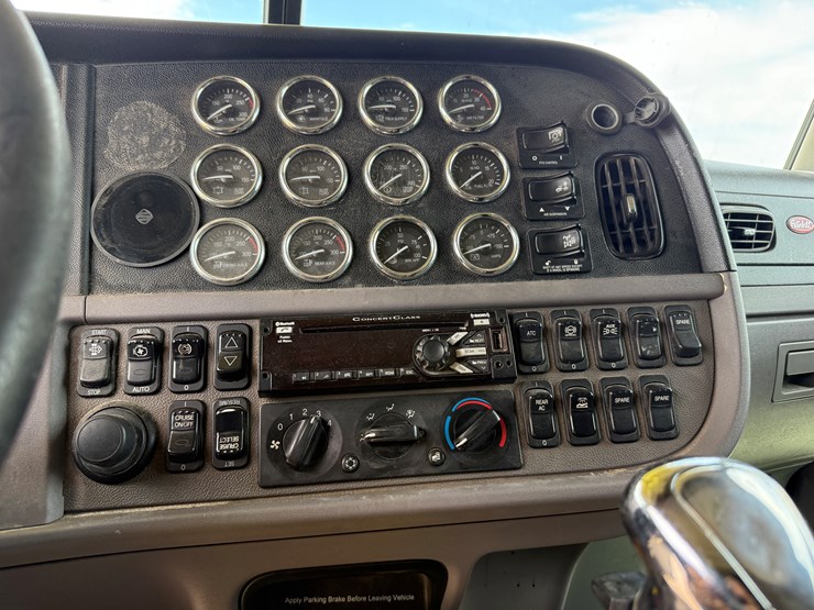 2014-peterbilt-389-image-11