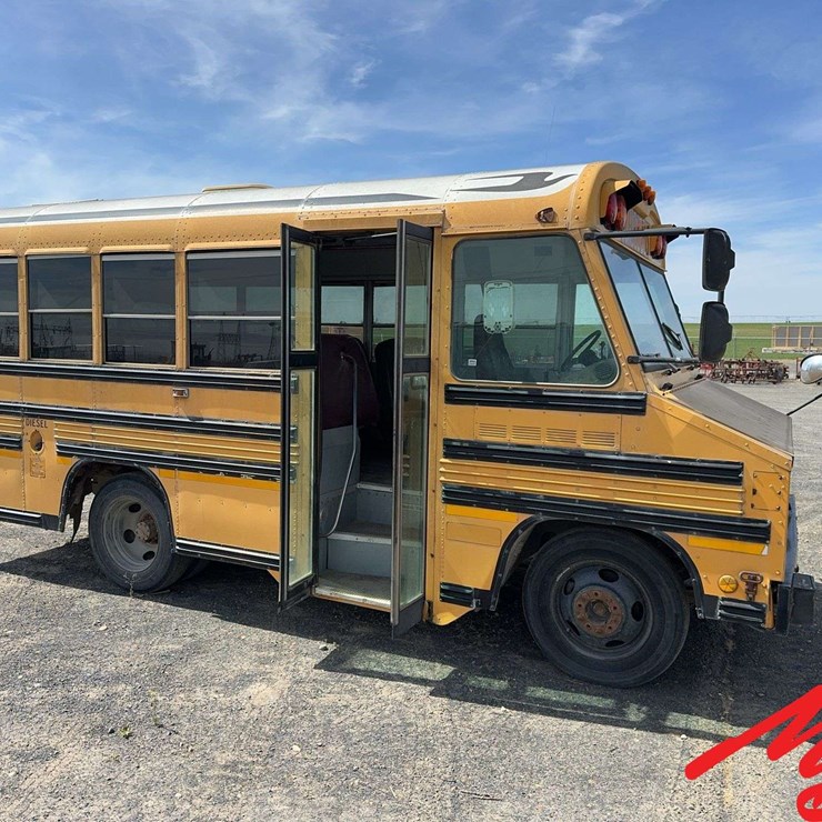 1999 CHEVROLET P30