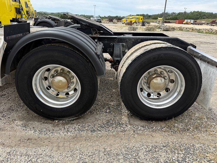 2013-peterbilt-389-image-18