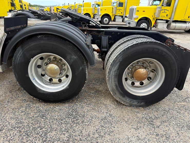 2014-peterbilt-389-image-16