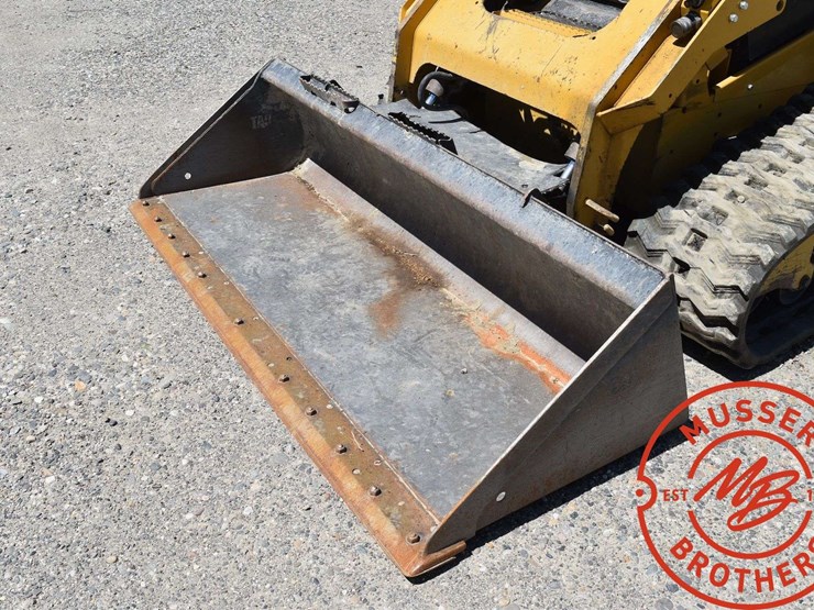 2016-caterpillar-d2-image-18