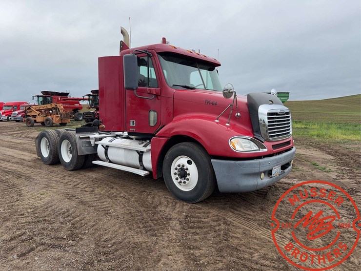 2007-freightliner-columbia-120-image-1