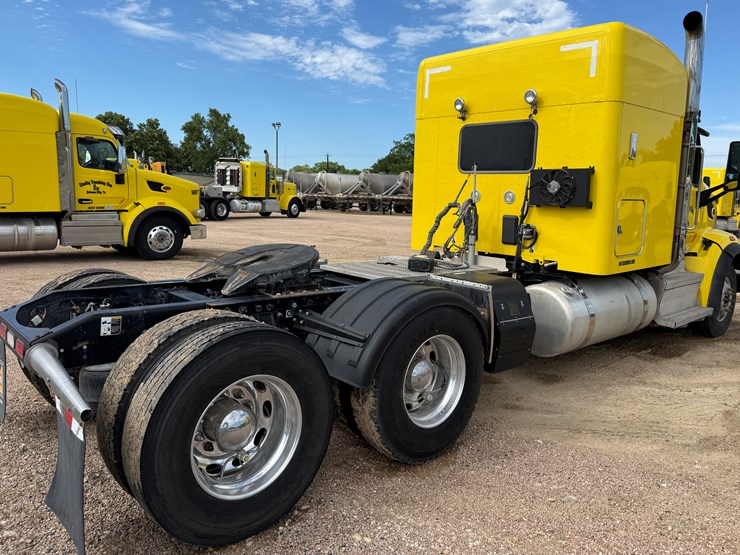 2018-peterbilt-567-image-5