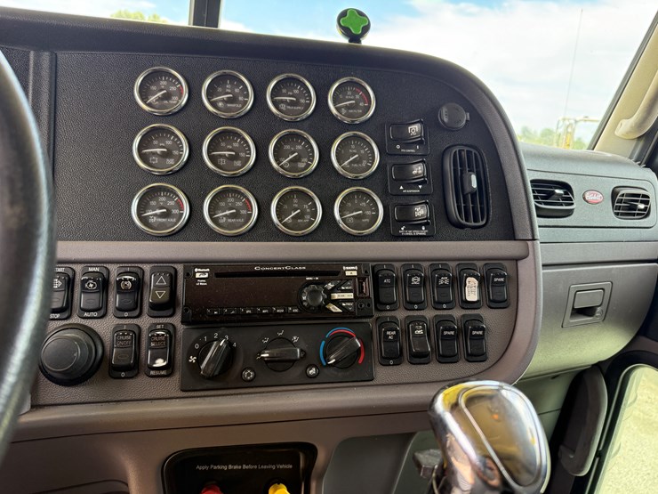 2014-peterbilt-389-image-12