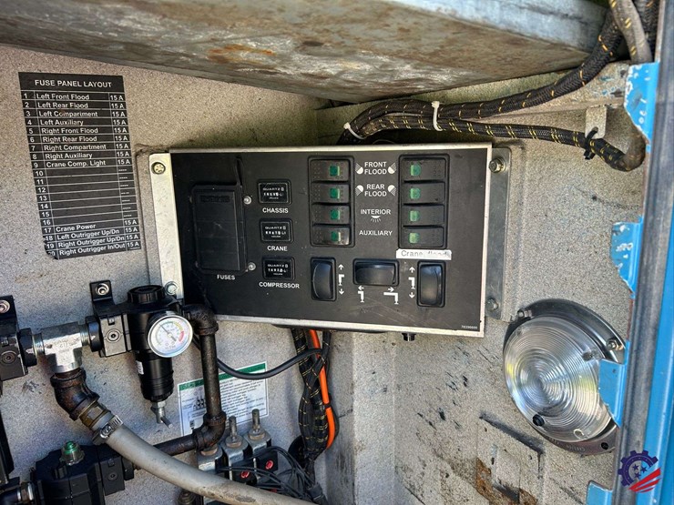 2010-freightliner-m2-106-image-78