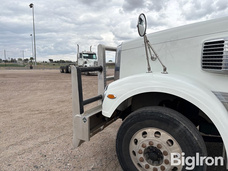 2017-freightliner-coronado-132-image-11