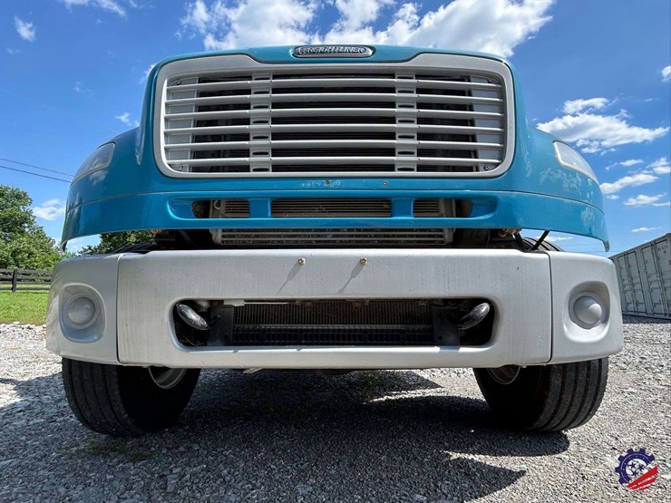 2010-freightliner-m2-106-image-10