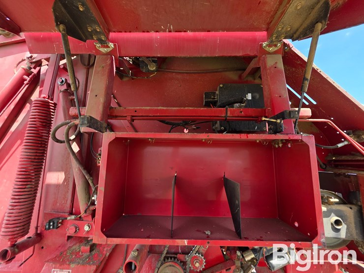 new-holland-br780-image-13