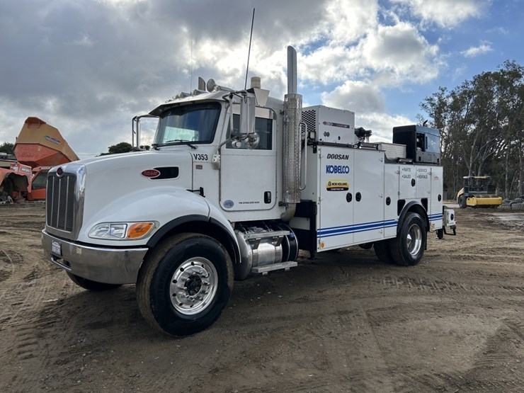 2021-peterbilt-337-image-1