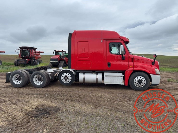 2013-freightliner-cascadia-125-image-2