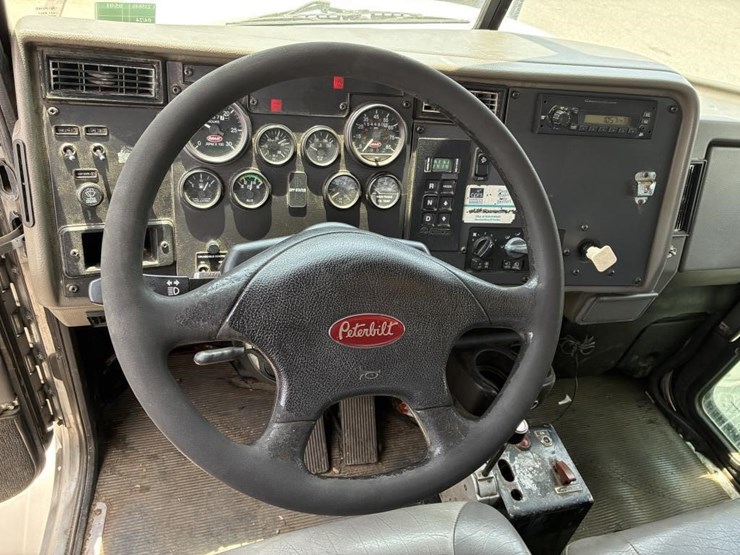 2010-peterbilt-335-image-12
