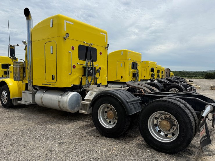 2015-peterbilt-389-image-7