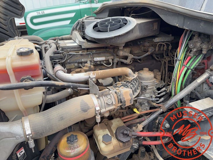 2012-freightliner-cascadia-125-image-18