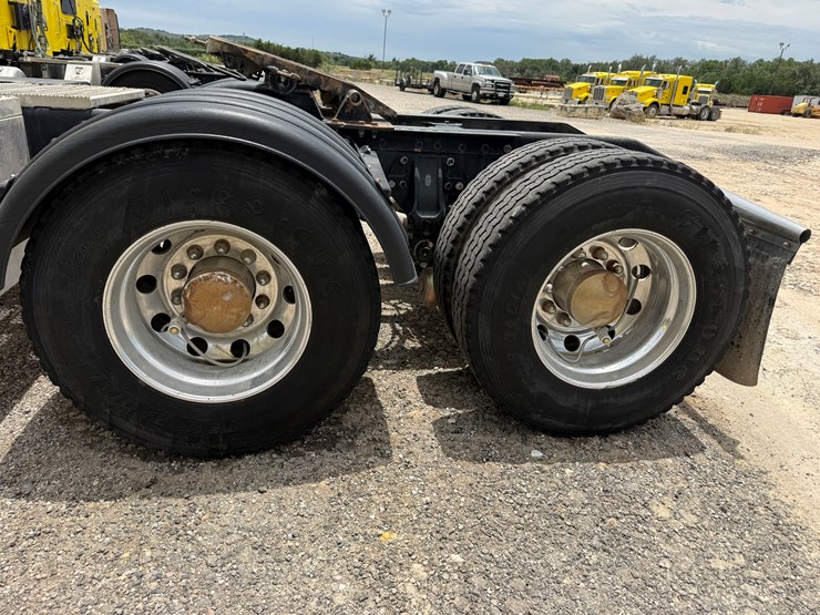 2015-peterbilt-389-image-18