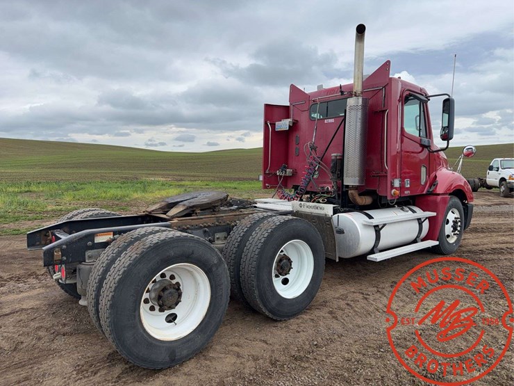 2007-freightliner-columbia-120-image-3