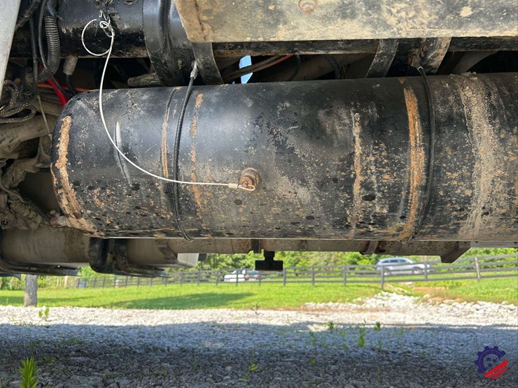 2010-freightliner-m2-106-image-96