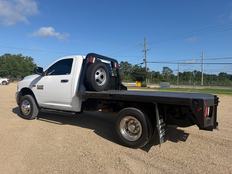 #126-•-2015-ram-3500-flatbed-truck-image-4