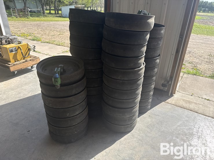 john-deere-planter-gauge-wheels-image-1