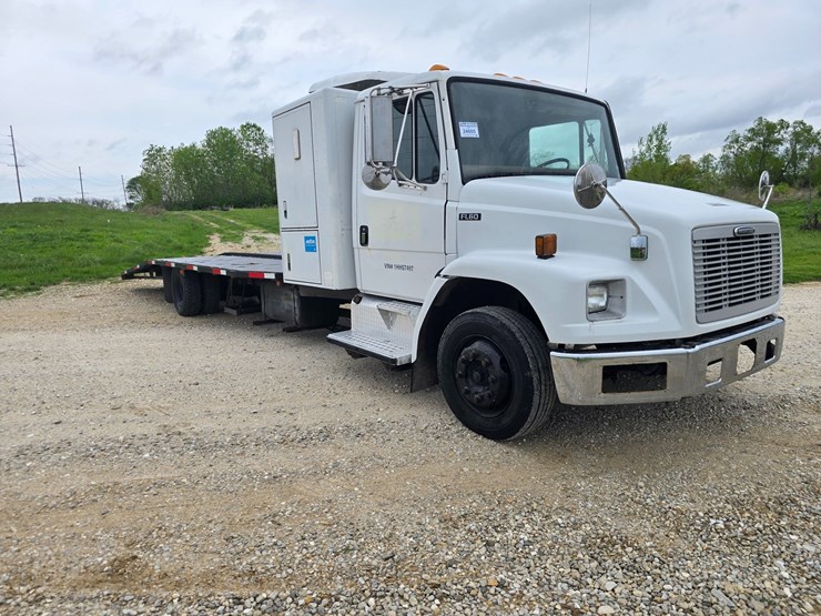 2001-freightliner-fl60-image-22