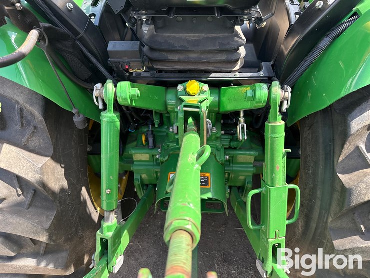 2015-john-deere-3046r-image-17