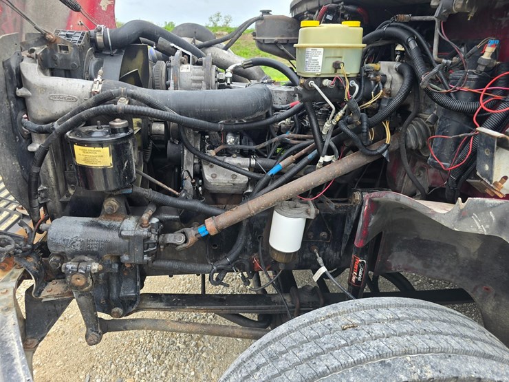 2001-freightliner-fl60-image-27