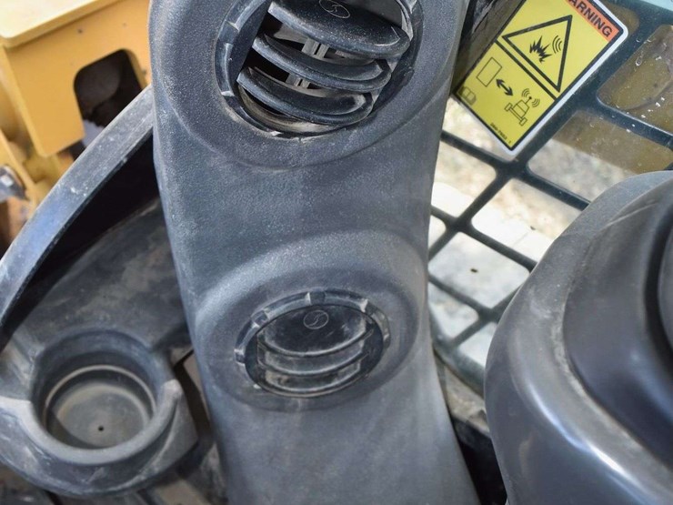 2018-caterpillar-d2-image-47