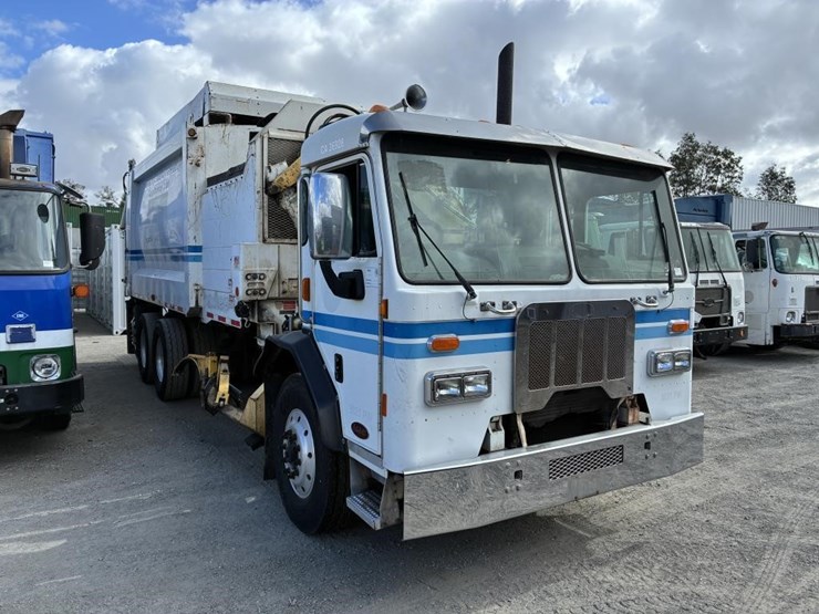 2014-peterbilt-320-image-2