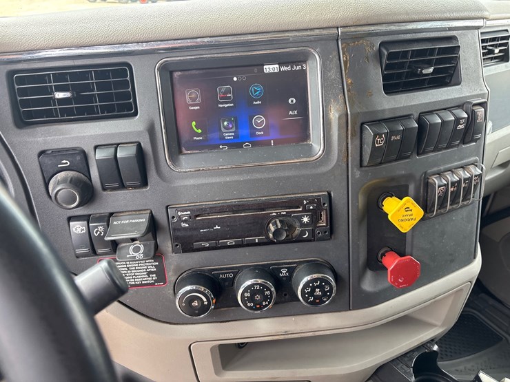 2020-peterbilt-567-image-11