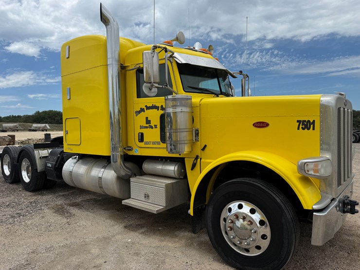 2013-peterbilt-389-image-3