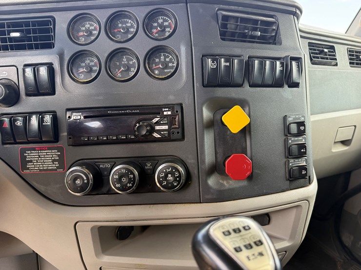 2018-peterbilt-567-image-12