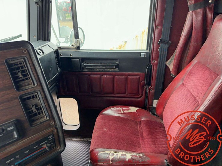1997-freightliner-fld120-image-16