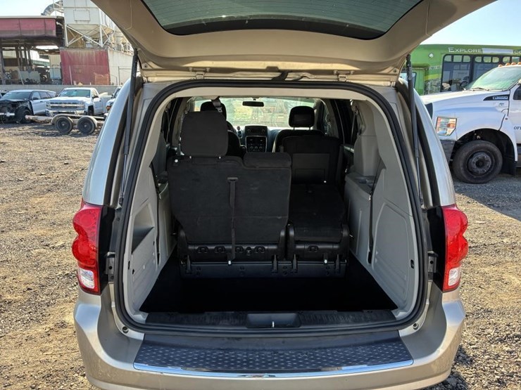 2016-dodge-grand-caravan-image-11