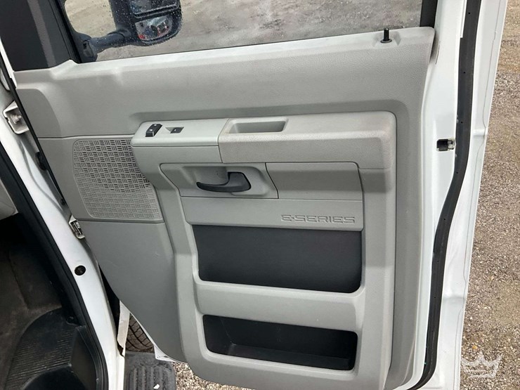 2013-ford-e350-image-19