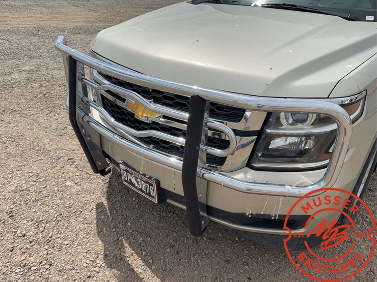 2015-chevrolet-suburban-1500-image-10