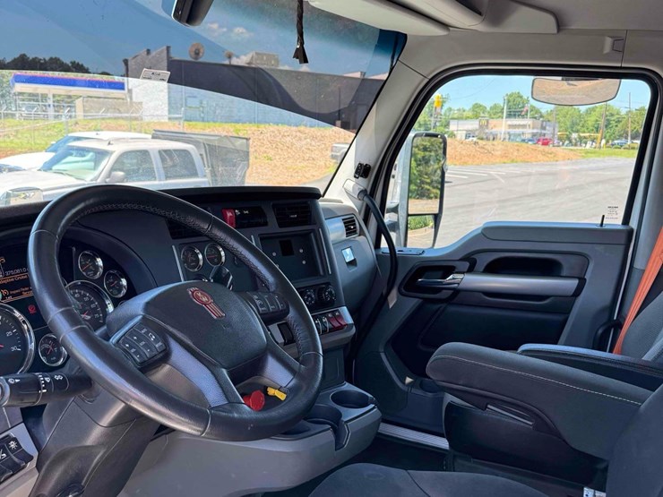2021-kenworth-t880-image-26
