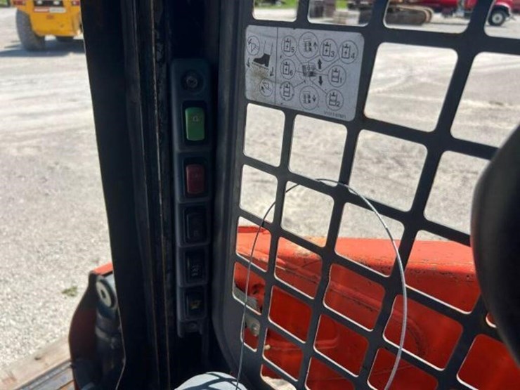 2018-kubota-ssv65-image-13