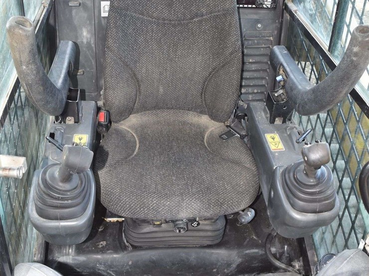 2016-caterpillar-d2-image-43