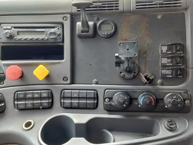 2015-freightliner-108sd-plus-image-10