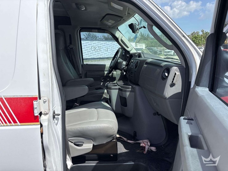 2013-ford-e-250-cargo-van-image-21
