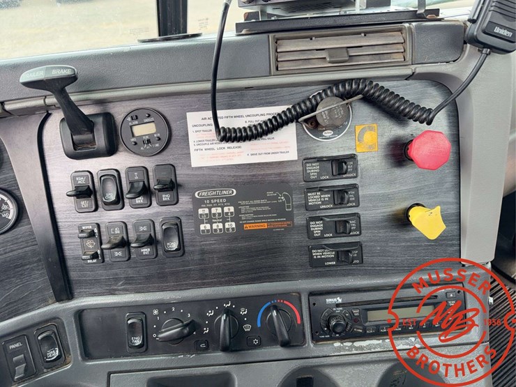 2007-freightliner-columbia-120-image-14