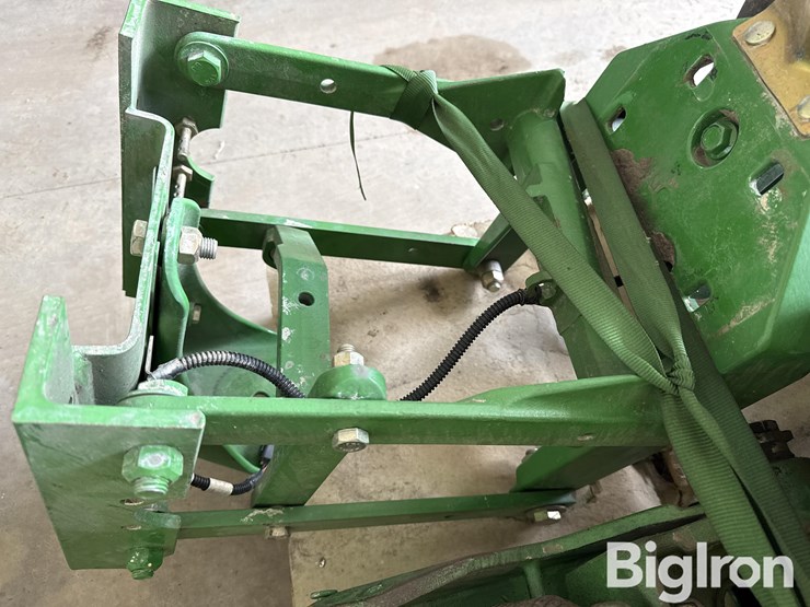 john-deere-planter-units-w/roller-wheels-image-16