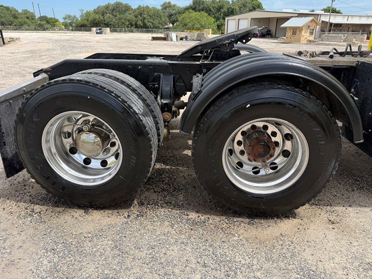 2014-peterbilt-389-image-15
