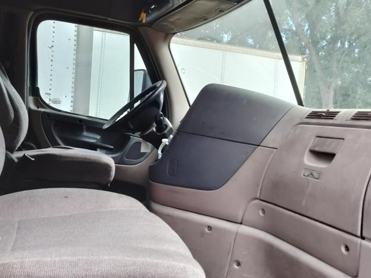2015-freightliner-108sd-plus-image-9