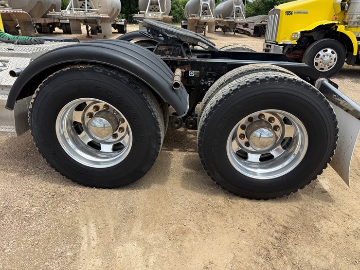 2015-kenworth-t800-image-17