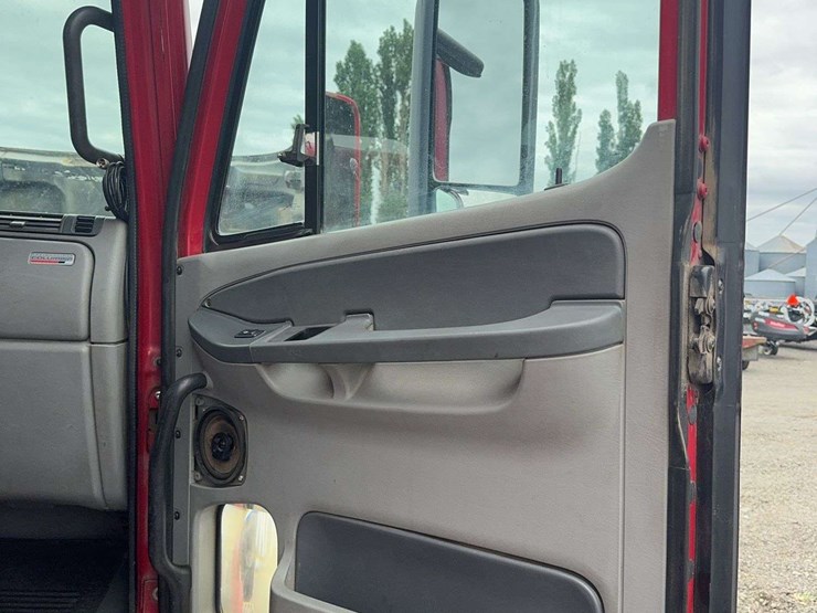 2007-freightliner-columbia-120-image-36