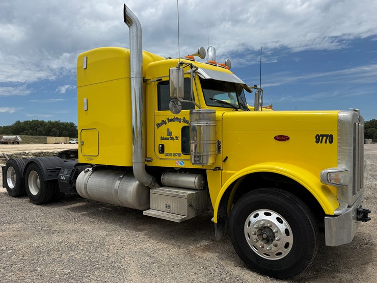 2015-peterbilt-389-image-3